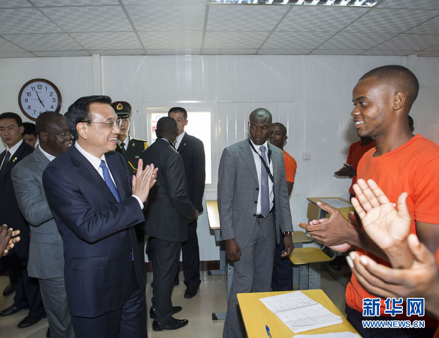 這是李克強(qiáng)在學(xué)校教室內(nèi)同正在上課的學(xué)生互動(dòng)交流。新華社記者王曄攝