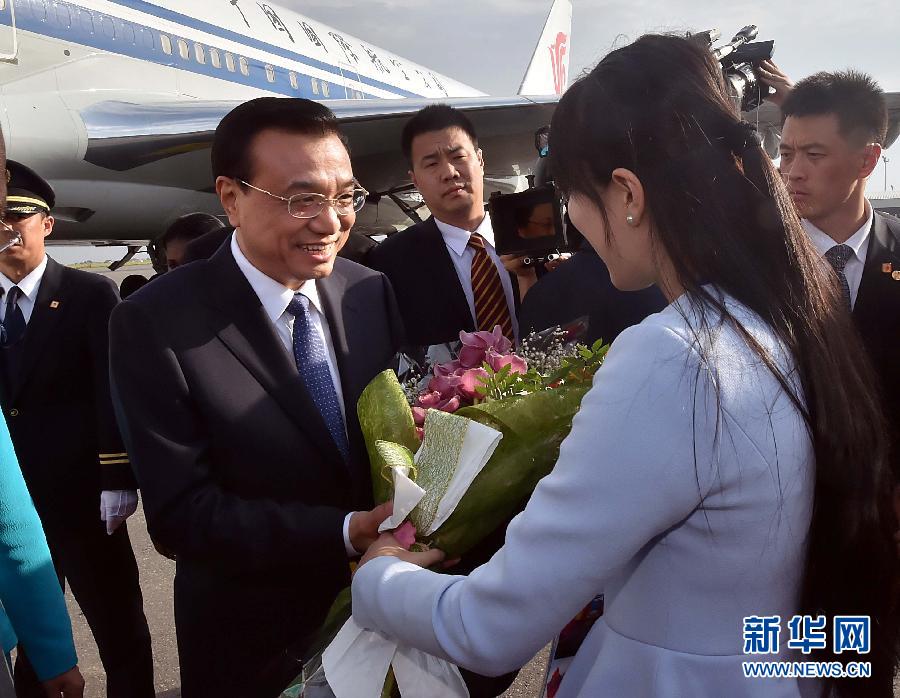 5月8日，應(yīng)安哥拉總統(tǒng)多斯桑托斯邀請，中國國務(wù)院總理李克強乘專機抵達羅安達二月四日國際機場，開始對安哥拉進行正式訪問。 新華社記者李濤 攝 