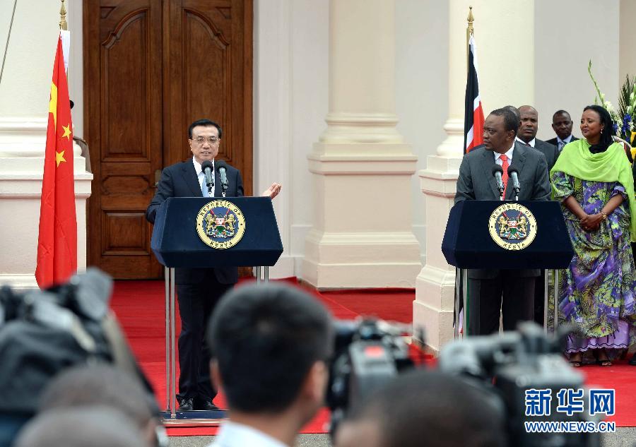 5月10日，中國國務(wù)院總理李克強(qiáng)在肯尼亞國家宮與肯總統(tǒng)肯雅塔舉行會談后共同會見記者。 新華社記者 李濤 攝 