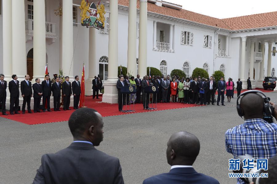  5月10日，中國國務(wù)院總理李克強(qiáng)在肯尼亞國家宮與肯總統(tǒng)肯雅塔舉行會談后共同會見記者。 新華社記者 李學(xué)仁 攝 