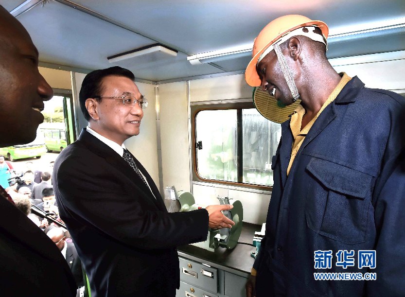 5月11日，國務(wù)院總理李克強參觀肯尼亞國家青年服務(wù)隊。這是李克強與服務(wù)隊隊員親切交談。 新華社記者 李濤 攝