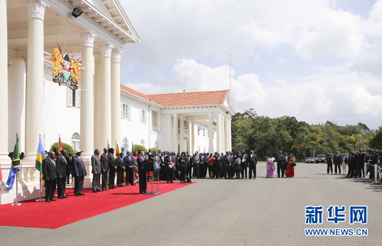 5月11日，中國國務院總理李克強在內(nèi)羅畢國家宮與肯尼亞總統(tǒng)肯雅塔共同會見記者，介紹中非合作建設肯尼亞蒙巴薩－內(nèi)羅畢鐵路情況。烏干達總統(tǒng)穆塞韋尼、盧旺達總統(tǒng)卡加梅、南蘇丹總統(tǒng)基爾等東非地區(qū)國家領導人參加。新華社記者丁林攝