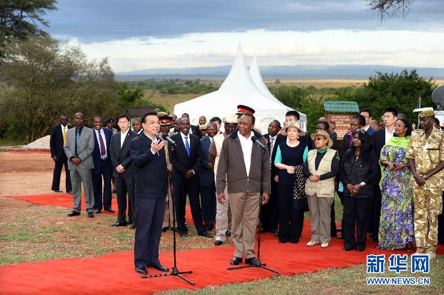 5月10日，國務(wù)院總理李克強(qiáng)與肯尼亞總統(tǒng)肯雅塔共同參觀肯尼亞內(nèi)羅畢國家公園焚燒象牙紀(jì)念地，并對中外記者發(fā)表講話?？夏醽喐笨偨y(tǒng)魯托陪同參觀。新華社記者 李濤 攝 