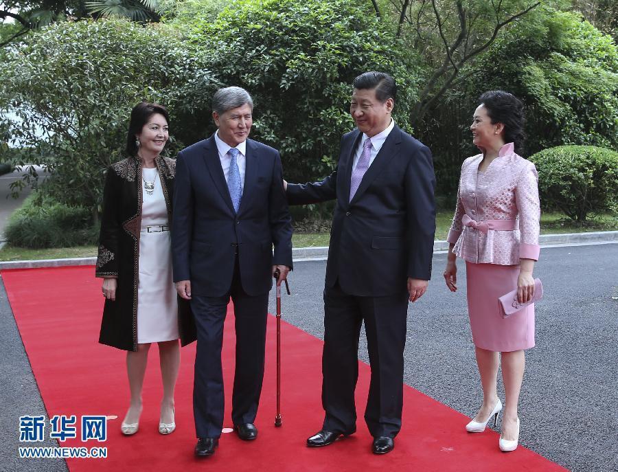 會談前，習(xí)近平在上海西郊會議中心廣場為阿坦巴耶夫舉行歡迎儀式。新華社記者 蘭紅光 攝 