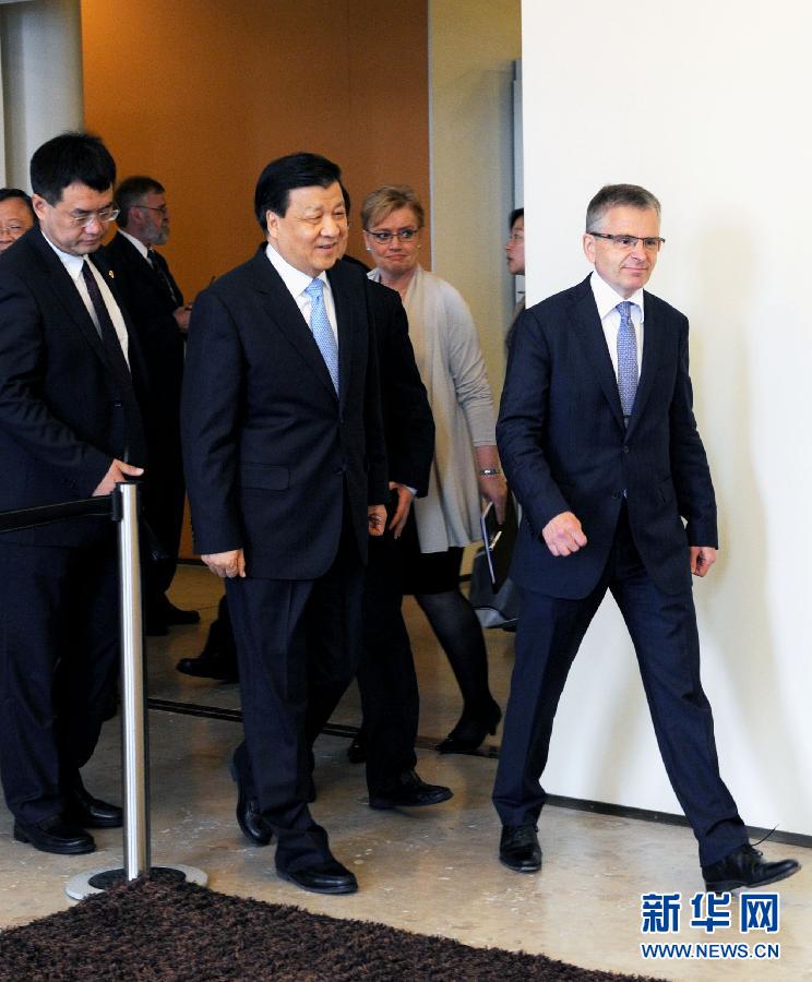 6月13日，中共中央政治局常委、中央書記處書記劉云山在赫爾辛基與赫爾辛基市長帕尤寧共同出席中芬有關(guān)文化藝術(shù)合作及交流活動的諒解備忘錄簽字儀式。新華社記者饒愛民攝