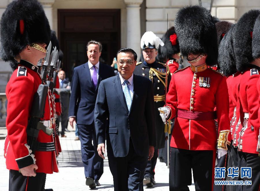 6月17日，國務(wù)院總理李克強在倫敦唐寧街10號首相府同英國首相卡梅倫舉行中英總理年度會晤。這是會晤前，卡梅倫為李克強舉行隆重的歡迎儀式。新華社記者 龐興雷 攝