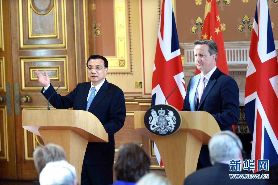 6月17日，中國國務(wù)院總理李克強(qiáng)同英國首相卡梅倫在倫敦舉行中英總理年度會晤后共同會見記者。新華社記者 李濤 攝  