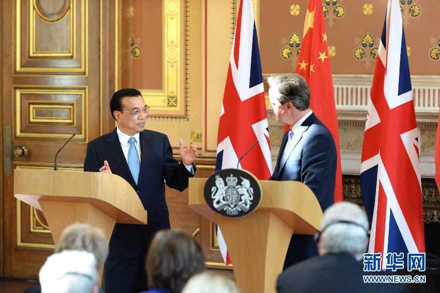 6月17日，中國國務(wù)院總理李克強(qiáng)同英國首相卡梅倫在倫敦舉行中英總理年度會晤后共同會見記者。新華社記者 李濤 攝