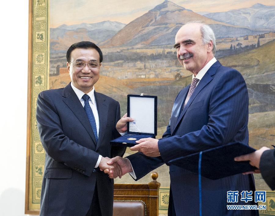 6月19日，國(guó)務(wù)院總理李克強(qiáng)在希臘議會(huì)大廈會(huì)見(jiàn)希臘議長(zhǎng)米馬拉基斯。這是會(huì)見(jiàn)前，米馬拉基斯代表希臘議會(huì)向李克強(qiáng)授予議會(huì)金質(zhì)勛章。新華社記者 王曄 攝