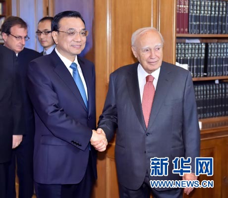 6月20日，國務(wù)院總理李克強在雅典總統(tǒng)府會見希臘總統(tǒng)帕普利亞斯。 新華社記者 李濤 攝