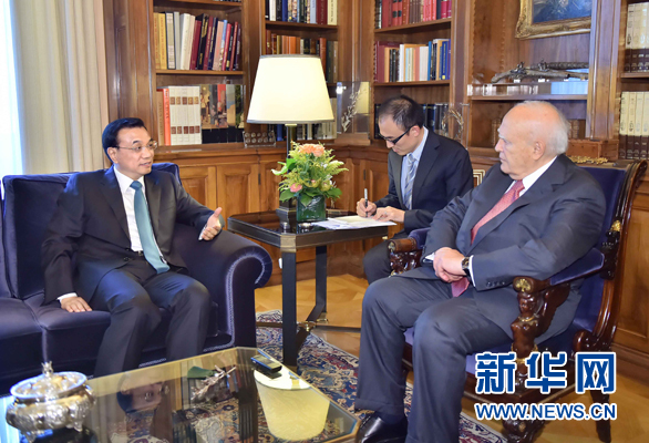 6月20日，國務(wù)院總理李克強在雅典總統(tǒng)府會見希臘總統(tǒng)帕普利亞斯。 新華社記者 李濤 攝