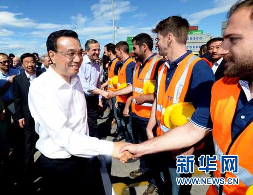 6月20日，國務(wù)院總理李克強與希臘總理薩馬拉斯共同考察中國遠洋運輸集團比雷埃夫斯集裝箱碼頭。這是李克強和薩馬拉斯來到3號碼頭，同碼頭工人親切交流。新華社記者 李濤 攝 