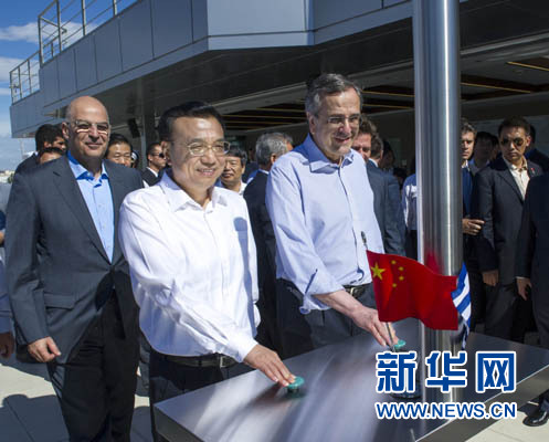 這是李克強與薩馬拉斯共同發(fā)出指令，一列滿載中國貨物的列車緩緩駛出比雷埃夫斯港，開往中東歐目的地。新華社記者 王曄 攝