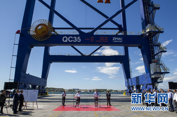 這是李克強和薩馬拉斯在3號碼頭發(fā)表講話。新華社記者 王曄 攝