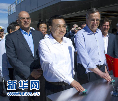 這是李克強與薩馬拉斯共同發(fā)出指令，一列滿載中國貨物的列車緩緩駛出比雷埃夫斯港，開往中東歐目的地。新華社記者 王曄 攝