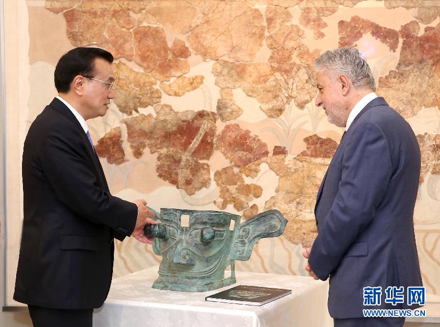 6月21日，國務(wù)院總理李克強與希臘總理薩馬拉斯共同出席希臘伊拉克利翁博物館新館開館儀式并發(fā)表講話。這是李克強向伊拉克利翁博物館贈送三星堆出土文物復(fù)制品。新華社記者 龐興雷 攝 