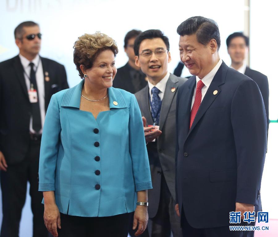 7月15日，國(guó)家主席習(xí)近平在巴西福塔萊薩出席金磚國(guó)家領(lǐng)導(dǎo)人第六次會(huì)晤。這是巴西總統(tǒng)羅塞夫迎接習(xí)近平主席。 新華社記者 蘭紅光 攝 