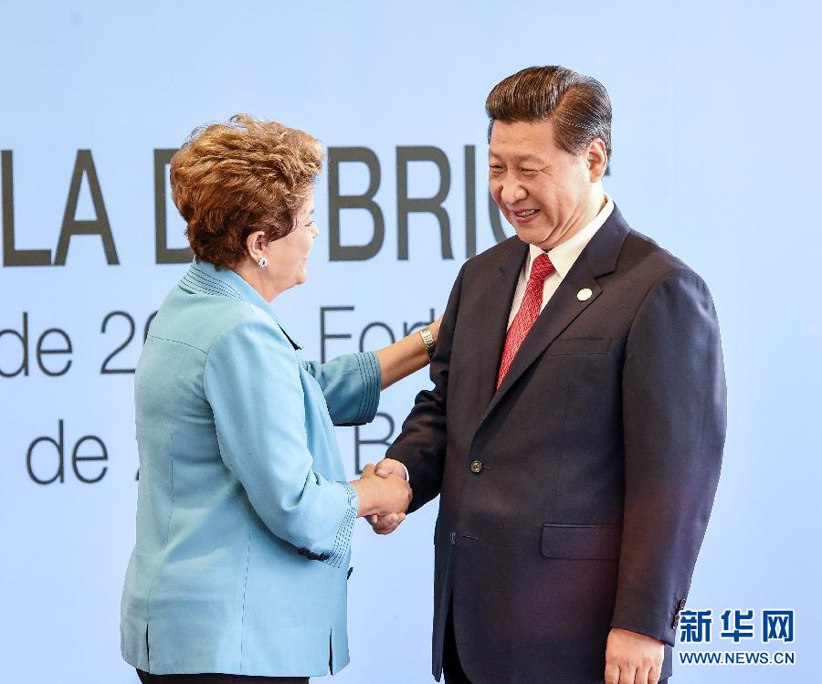 7月15日，國(guó)家主席習(xí)近平在巴西福塔萊薩出席金磚國(guó)家領(lǐng)導(dǎo)人第六次會(huì)晤。這是巴西總統(tǒng)羅塞夫迎接習(xí)近平主席。 新華社記者 李學(xué)仁 攝  