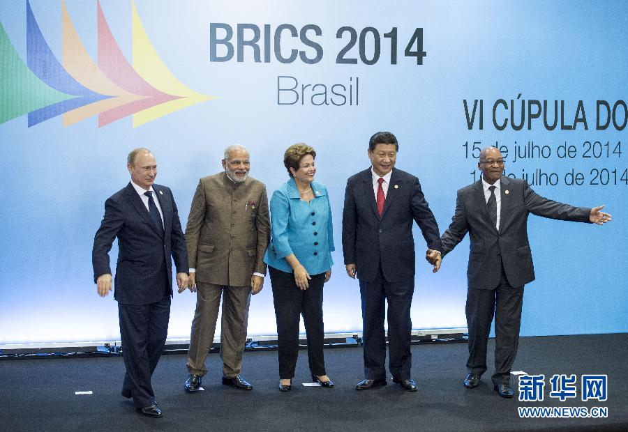 7月15日，國(guó)家主席習(xí)近平在巴西福塔萊薩出席金磚國(guó)家領(lǐng)導(dǎo)人第六次會(huì)晤。這是金磚國(guó)家領(lǐng)導(dǎo)人集體合影。 新華社記者王曄攝  