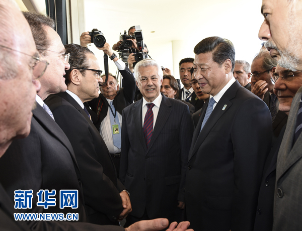 7月16日，國家主席習近平在巴西利亞會見巴西參議長卡列羅斯和眾議長阿爾維斯。這是兩院議長迎接習近平主席，并介紹議員代表。 新華社記者李學仁 攝 