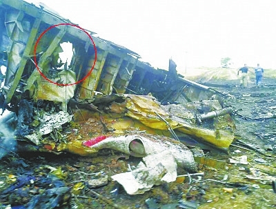 從這張殘骸照片來看，機(jī)身上有比臉盆略大的孔洞，破壞方向從機(jī)體外部沖向內(nèi)部，懷疑是導(dǎo)彈的戰(zhàn)斗部碎片擊中的一塊區(qū)域。