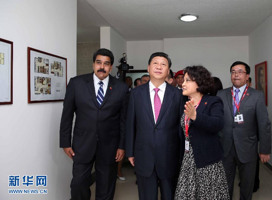 當(dāng)?shù)貢r間7月21日，國家主席習(xí)近平在委內(nèi)瑞拉總統(tǒng)馬杜羅陪同下在加拉加斯參觀蒂烏娜社會住房項目。 新華社記者 蘭紅光 攝