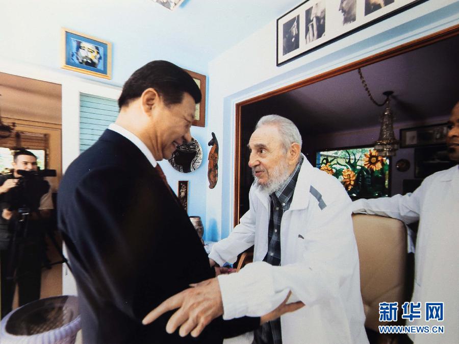 當(dāng)?shù)貢r(shí)間7月22日，國(guó)家主席習(xí)近平在哈瓦那親切探望古巴革命領(lǐng)袖菲德爾&middot;卡斯特羅。 新華社發(fā)