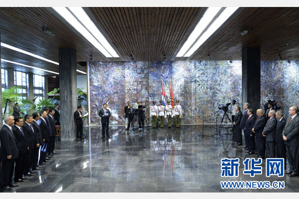 當(dāng)?shù)貢r間7月22日，國家主席習(xí)近平在哈瓦那接受古巴政府授予的&ldquo;何塞&middot;馬蒂&rdquo;勛章。古巴國務(wù)委員會主席兼部長會議主席勞爾&middot;卡斯特羅為習(xí)近平佩戴勛章。新華社記者馬占成攝