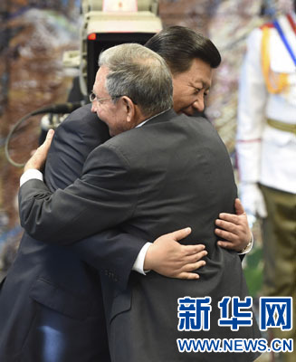 當(dāng)?shù)貢r間7月22日，國家主席習(xí)近平在哈瓦那接受古巴政府授予的&ldquo;何塞&middot;馬蒂&rdquo;勛章。古巴國務(wù)委員會主席兼部長會議主席勞爾&middot;卡斯特羅為習(xí)近平佩戴勛章。新華社記者馬占成攝