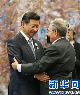 當(dāng)?shù)貢r間7月22日，國家主席習(xí)近平在哈瓦那接受古巴政府授予的&ldquo;何塞&middot;馬蒂&rdquo;勛章。古巴國務(wù)委員會主席兼部長會議主席勞爾&middot;卡斯特羅為習(xí)近平佩戴勛章。新華社記者劉衛(wèi)兵攝