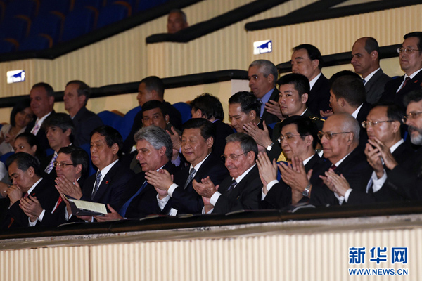      出當(dāng)?shù)貢r間7月22日，國家主席習(xí)近平在哈瓦那與古巴國務(wù)委員會主席兼部長會議主席勞爾&middot;卡斯特羅共同觀看中古芭蕾舞聯(lián)合演出。新華社記者李學(xué)仁攝 