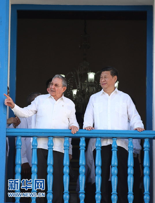 這是習(xí)近平在勞爾陪同下參觀圣地亞哥市政府時(shí)一同走上二層陽臺(tái)。1959年1月1日，菲德爾&middot;卡斯特羅就是站在這里宣布古巴革命勝利。新華社記者蘭紅光 攝 