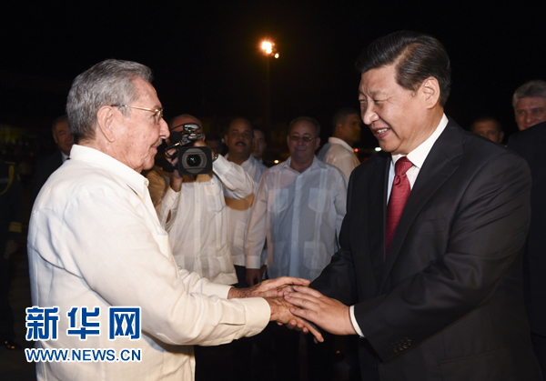 當(dāng)?shù)貢r(shí)間7月23日，國家主席習(xí)近平結(jié)束對(duì)古巴的訪問，離開圣地亞哥，啟程回國。這是古巴國務(wù)委員會(huì)主席兼部長會(huì)議主席勞爾&middot;卡斯特羅到機(jī)場為習(xí)近平送行。新華社記者 李學(xué)仁 攝 