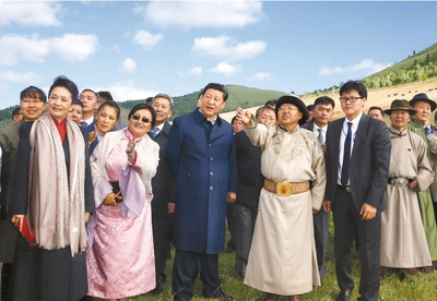 　　八月二十二日，國家主席習(xí)近平在蒙古國總統(tǒng)額勒貝格道爾吉陪同下前往烏蘭巴托市郊觀看那達慕。這是習(xí)近平和夫人彭麗媛同額勒貝格道爾吉夫婦觀看表演。新華社記者　鞠鵬攝