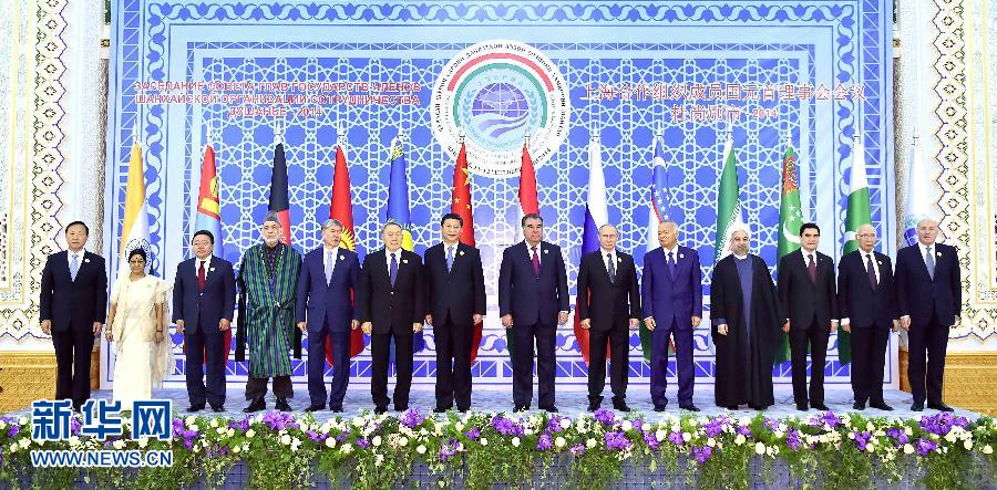 9月12日，上海合作組織成員國(guó)元首理事會(huì)第十四次會(huì)議在塔吉克斯坦首都杜尚別舉行。國(guó)家主席習(xí)近平出席會(huì)議并發(fā)表重要講話。這是與會(huì)成員國(guó)元首、觀察員國(guó)領(lǐng)導(dǎo)人或代表、主席國(guó)客人以及有關(guān)國(guó)際和地區(qū)組織代表集體合影。新華社記者李濤攝 