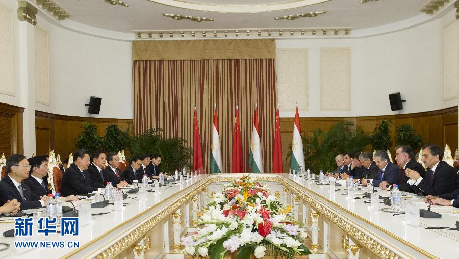 9月13日，國家主席習近平在杜尚別同塔吉克斯坦總統(tǒng)拉赫蒙舉行會談。 新華社記者謝環(huán)馳攝 