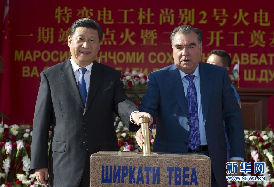 9月13日，國家主席習(xí)近平和塔吉克斯坦總統(tǒng)拉赫蒙在杜尚別共同出席中塔兩國重大合作項(xiàng)目&mdash;&mdash;杜尚別2號(hào)熱電廠一期工程竣工儀式、二期工程開工儀式。這是習(xí)近平和拉赫蒙一同將裝有兩國元首簽名二期工程奠基紀(jì)念頁的金色金屬管放入水泥墩中。 新華社記者黃敬文攝 