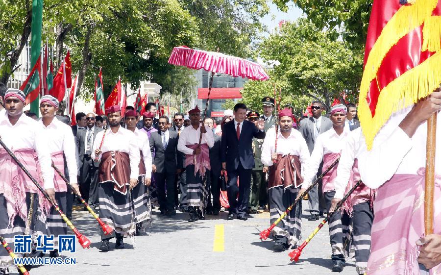 9月15日，國家主席習近平同馬爾代夫總統(tǒng)亞明在馬累舉行會談。會談前，亞明在共和國廣場為習近平舉行歡迎儀式。 新華社記者 鞠鵬 攝