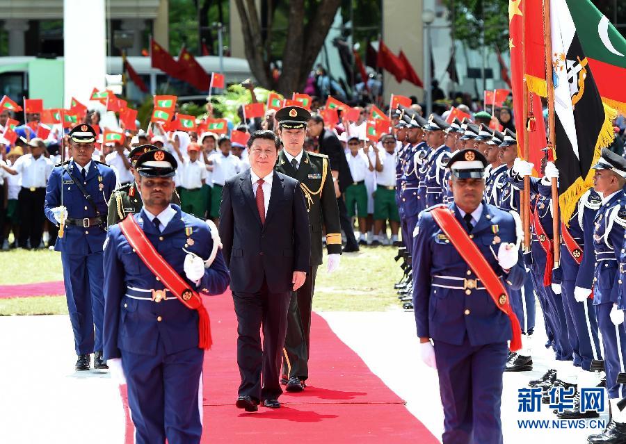 9月15日，國家主席習近平同馬爾代夫總統(tǒng)亞明在馬累舉行會談。會談前，亞明在共和國廣場為習近平舉行歡迎儀式。 新華社記者 馬占成 攝 