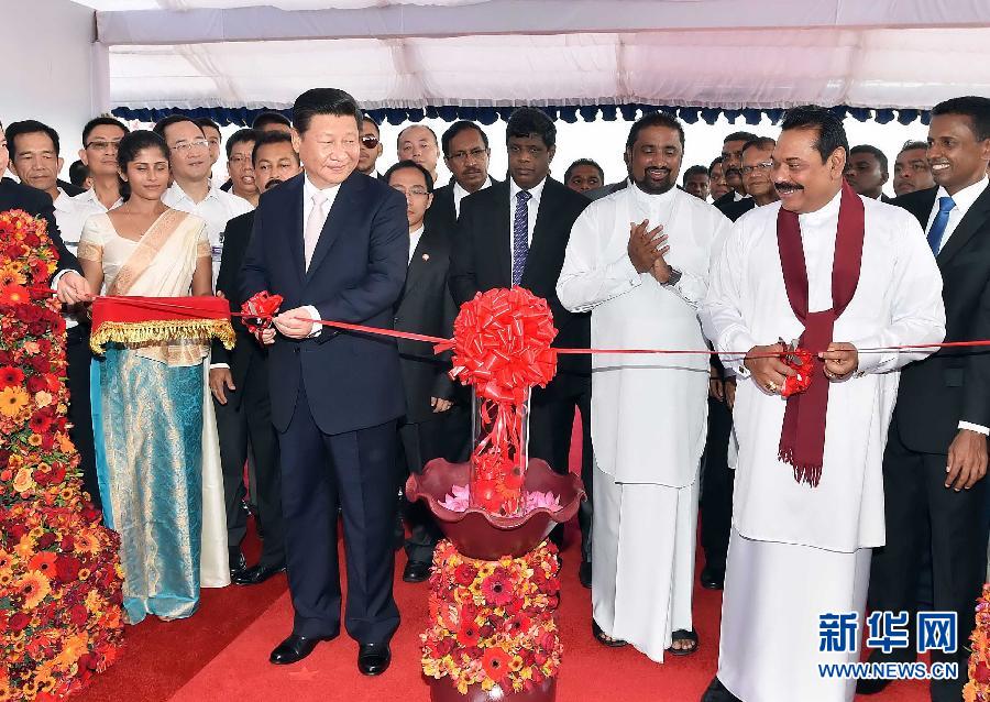 9月17日，國家主席習(xí)近平在斯里蘭卡總統(tǒng)拉賈帕克薩陪同下考察中斯港口合作項(xiàng)目。這是習(xí)近平和拉賈帕克薩為港口城開工剪彩。 新華社記者李濤 攝
