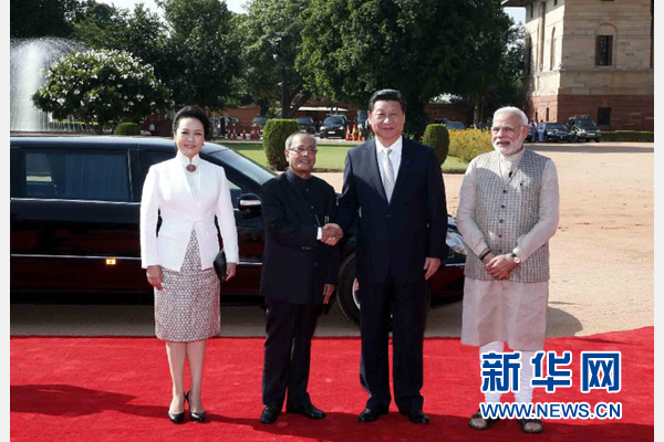 9月18日，國家主席習近平出席印度總統(tǒng)慕克吉在總統(tǒng)府舉行的隆重歡迎儀式。這是儀式前，習近平與慕克吉親切握手。 新華社記者 鞠鵬 攝