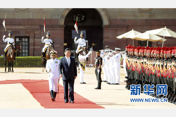 9月18日，國家主席習近平出席印度總統(tǒng)慕克吉在總統(tǒng)府舉行的隆重歡迎儀式。 新華社記者 張鐸 攝