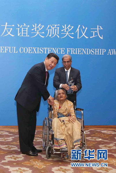 9月19日，國家主席習(xí)近平在新德里會見印度友好人士、友好團(tuán)體代表，并頒發(fā)和平共處五項(xiàng)原則友誼獎，表彰他們長期致力于中印友好事業(yè)。新華社記者龐興雷攝 
