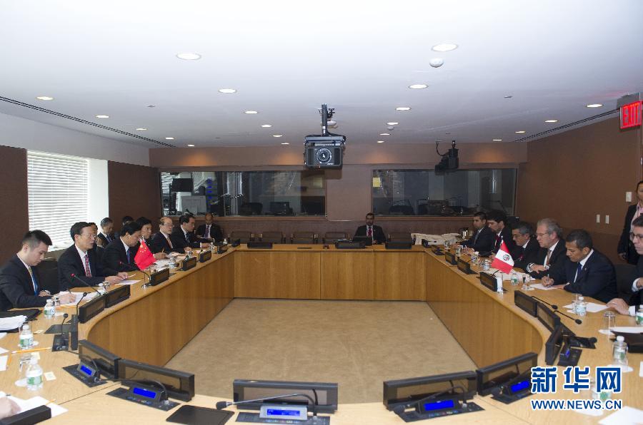 9月23日，出席聯(lián)合國氣候峰會的國家主席習(xí)近平特使、國務(wù)院副總理張高麗在紐約聯(lián)合國總部會見秘魯總統(tǒng)烏馬拉。 新華社記者 王曄 攝 