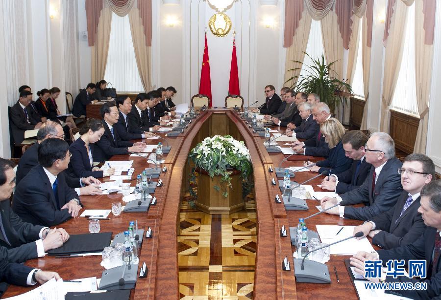  9月27日，應(yīng)邀訪問白俄羅斯的國務(wù)院副總理張高麗在明斯克同白俄羅斯總理米亞斯尼科維奇舉行會談。 新華社記者王曄攝