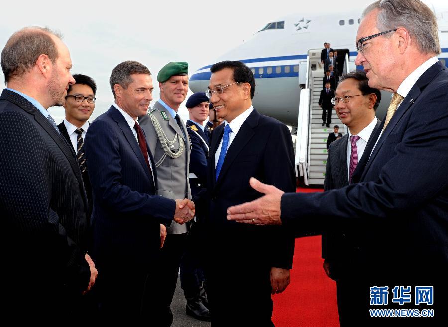 10月9日，國(guó)務(wù)院總理李克強(qiáng)抵達(dá)柏林開(kāi)始對(duì)德國(guó)進(jìn)行正式訪(fǎng)問(wèn)。德國(guó)政府高級(jí)官員到機(jī)場(chǎng)迎接。 新華社記者 饒愛(ài)民 攝