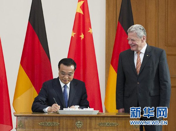 10月10日，國務院總理李克強在柏林會見德國總統(tǒng)高克。這是李克強總理在高克總統(tǒng)的陪同下在貴賓簿上簽字。 新華社記者 王曄 攝 