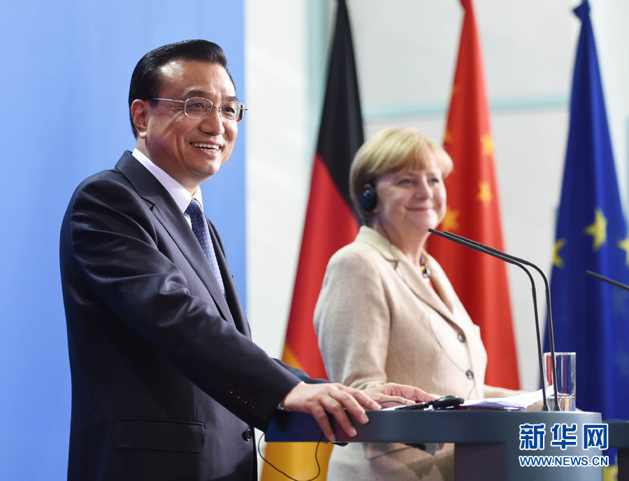 10月10日，國(guó)務(wù)院總理李克強(qiáng)在柏林與德國(guó)總理默克爾圓滿結(jié)束第三輪中德政府磋商后共同會(huì)見(jiàn)記者。 新華社記者 李學(xué)仁 攝 