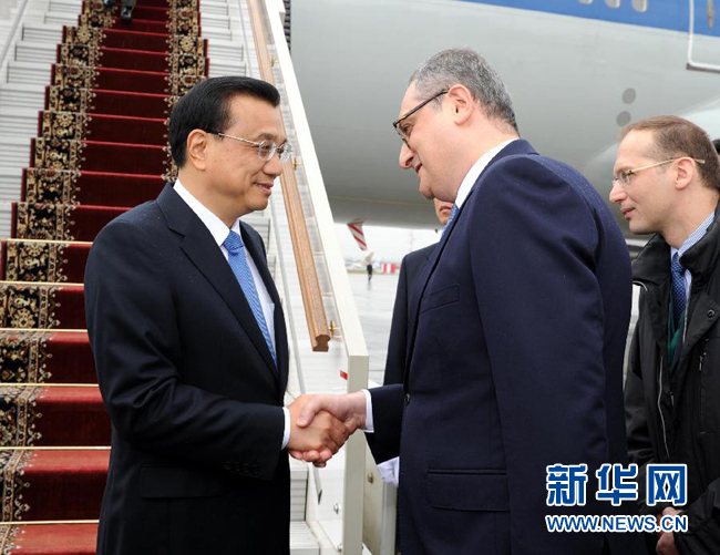 10月12日，中國(guó)國(guó)務(wù)院總理李克強(qiáng)乘專(zhuān)機(jī)抵達(dá)莫斯科，開(kāi)始對(duì)俄羅斯進(jìn)行正式訪問(wèn)并舉行中俄總理第十九次定期會(huì)晤。俄羅斯聯(lián)邦政府高級(jí)官員到機(jī)場(chǎng)迎接李克強(qiáng)總理。新華社記者 饒愛(ài)民 攝