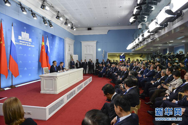 10月13日，國務(wù)院總理李克強(qiáng)在莫斯科與俄羅斯總理梅德韋杰夫圓滿結(jié)束中俄總理第十九次定期會晤后共同會見記者。 新華社記者李學(xué)仁攝